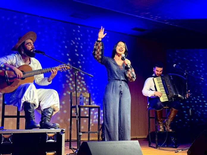 Los Hermanos Guedes ofrecieron un espectáculo lleno de emoción y música tradicional brasileña en el Centro Cultural de Las Galletas, Arona.