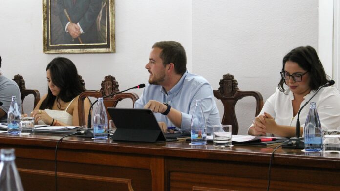 Imagen del portavoz de Voz Naím Yanez en el pleno del 4 de septiembre