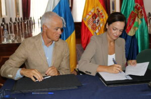 Fátimas Lemes firmando