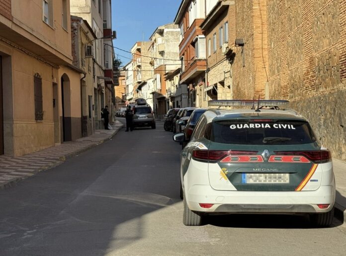 Apuñala a su pareja