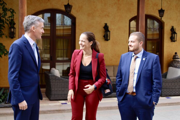 Fátima Lemes y Naím Yanéz con el embajador Británico Alex Ellis