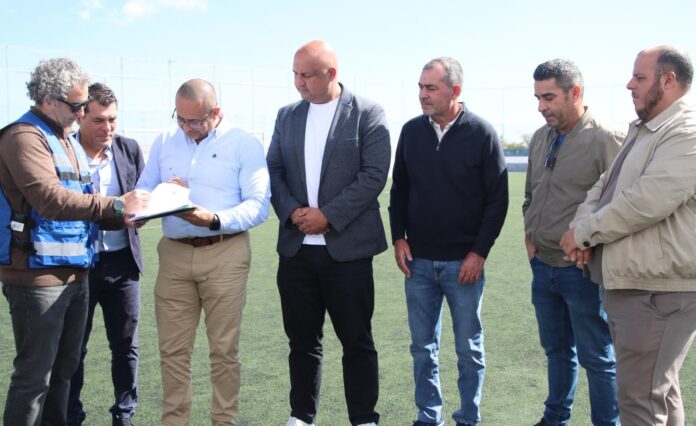 Firma de las Obras de del campo de fútbol